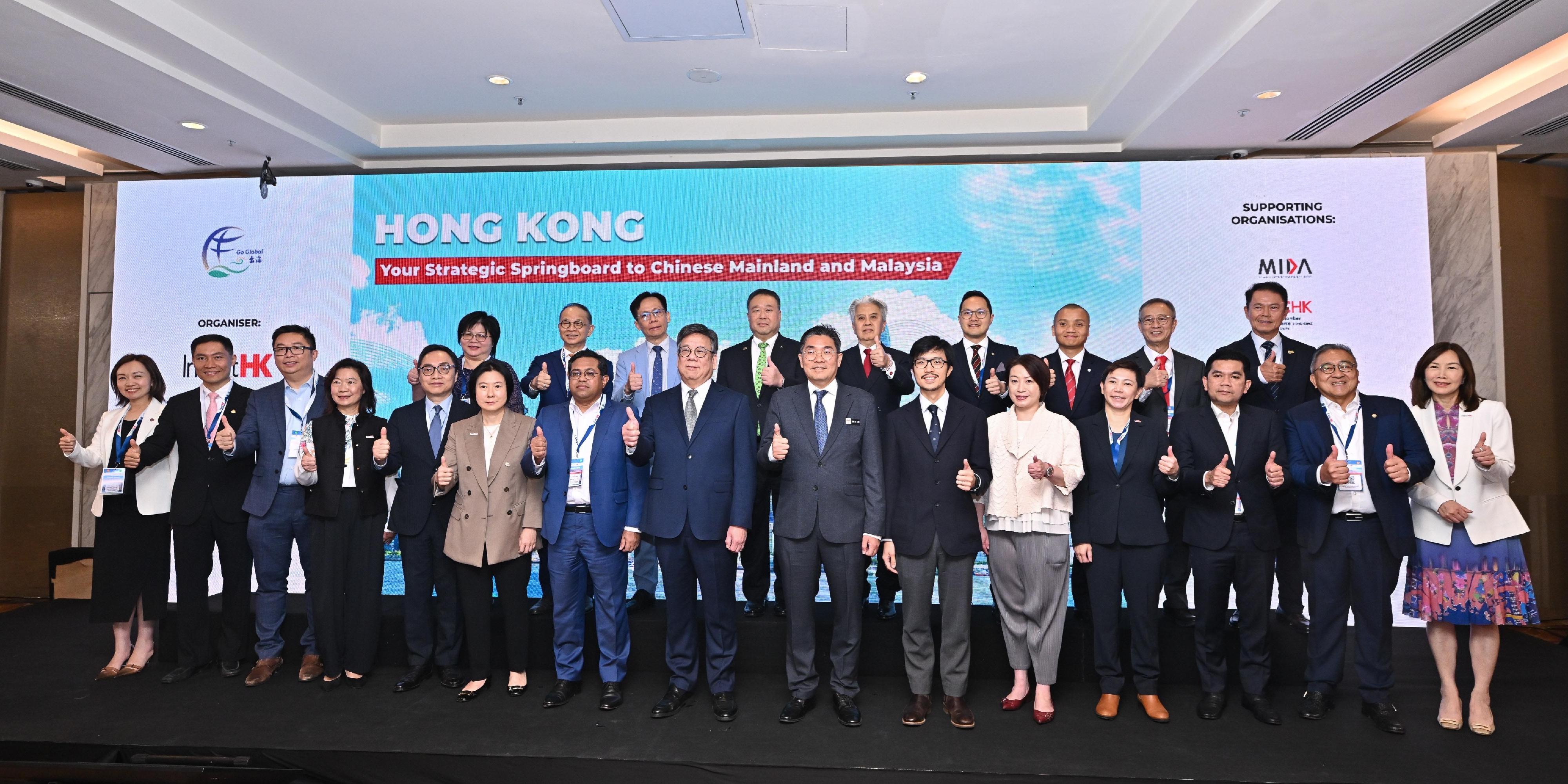 CE meets Secretary-General of ASEAN (with photo)