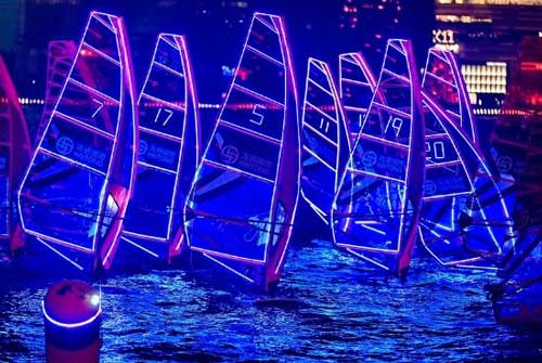 Windsurfers light up Victoria Harbour - Photo2